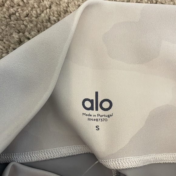 White Camo Alo Leggings 7/8 length NWOT - Picture 2 of 4